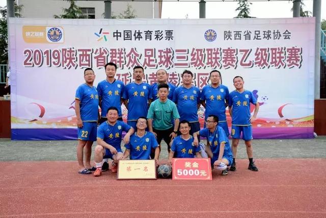 组图：法网-德约3-1晋级第三轮 “拉小提琴”庆祝胜利